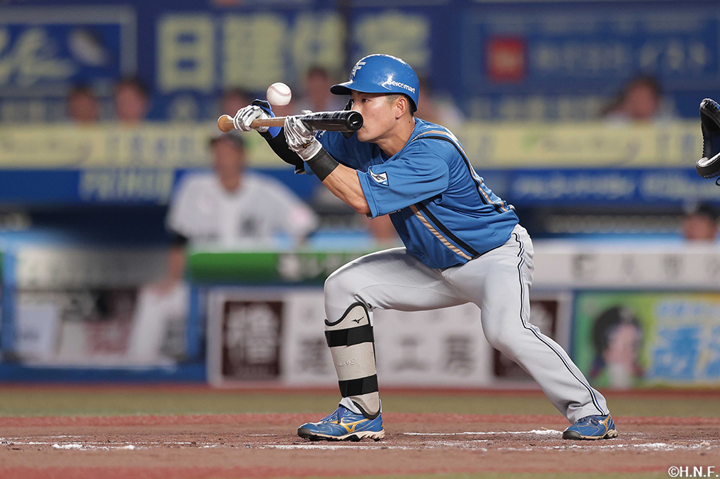 3回表、送りバントをきめる水野選手