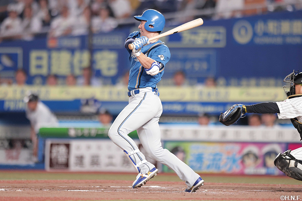 3回表、併殺の間に勝ち越し点をあげる松本剛選手