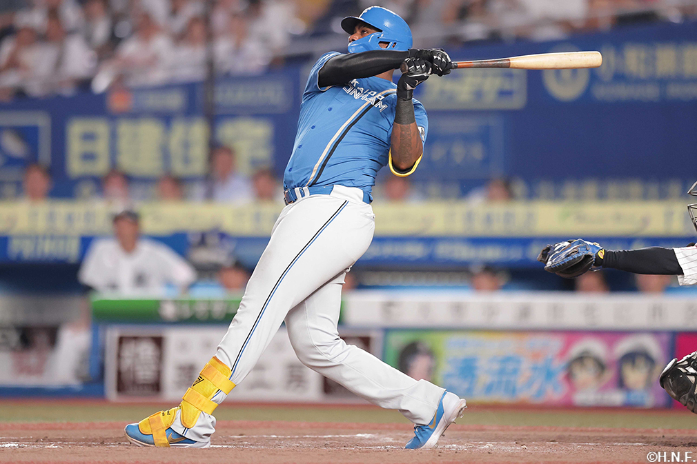 4回表、2ランを放つレイエス選手01