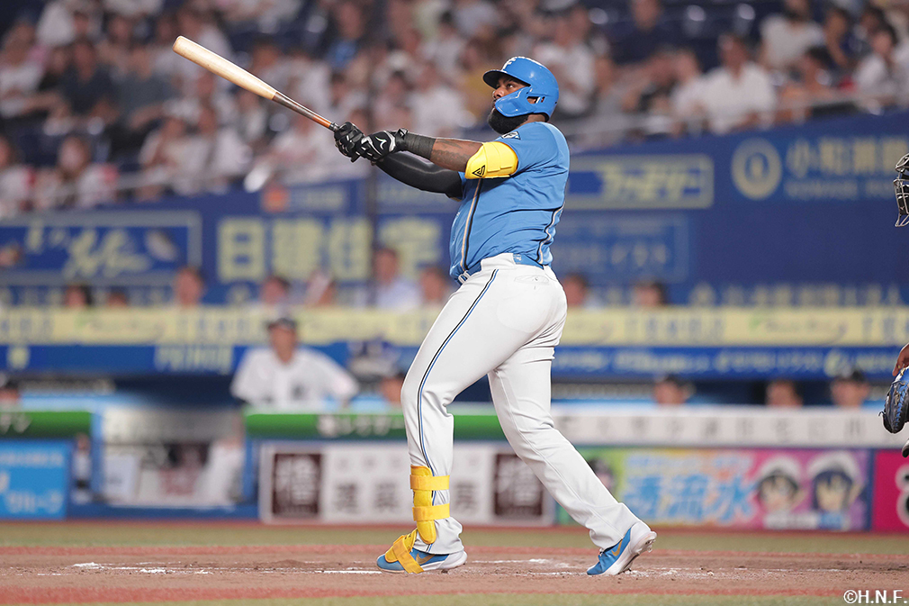 4回表、2ランを放つレイエス選手02