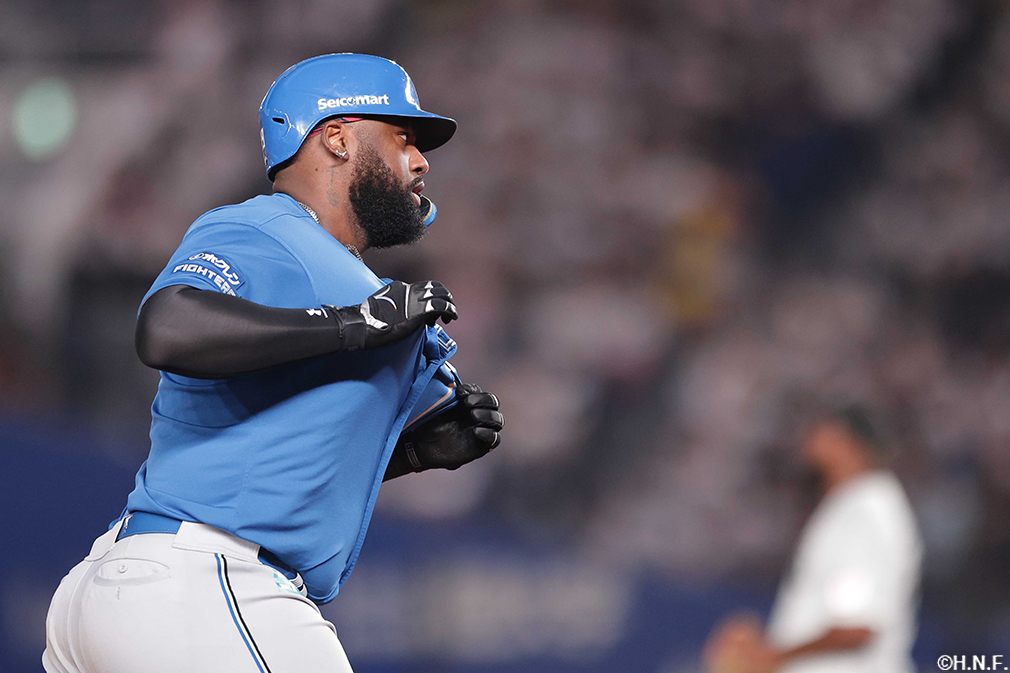 4回表、2ランを放つレイエス選手03