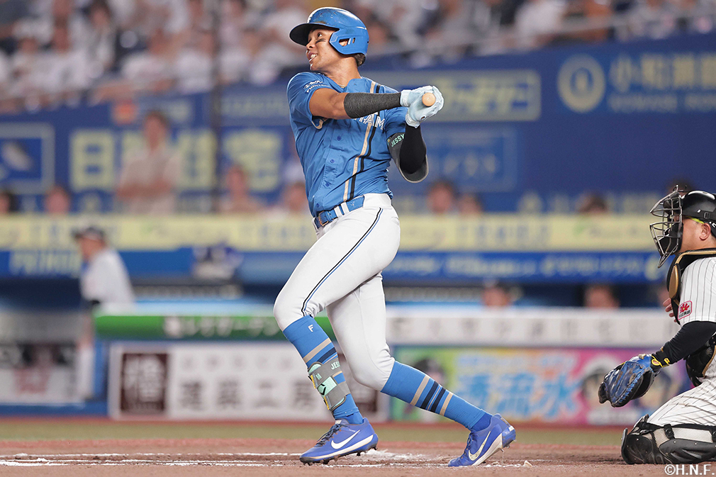 7回表、レフトへ適時二塁打を放つ水谷選手