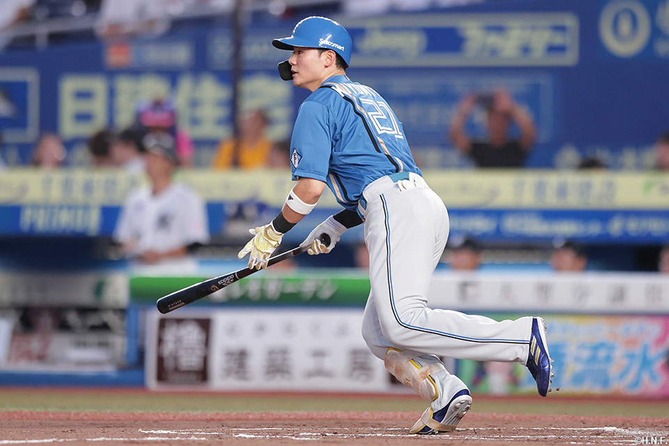 2回表、右中間へ二塁打を放つ清宮選手02