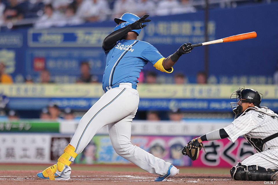 2回表、ライトへ適時打を放つレイエス選手