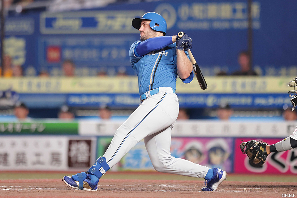 4回表、レフトへヒットを放つマルティネス選手
