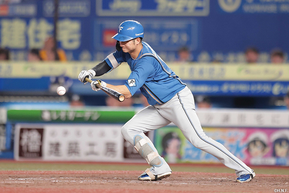 5回表、セーフティバントで出塁する淺間選手