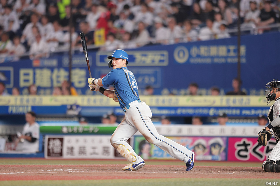 5回表、左中間へ勝ち越しの適時二塁打を放つ清宮選手