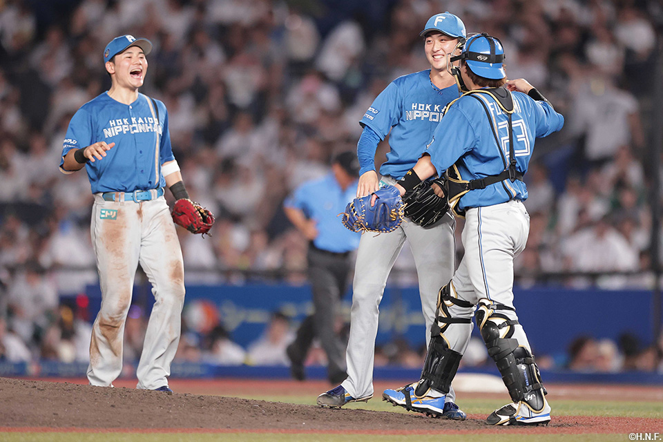 9回裏、柳川投手が抑えてゲームセット