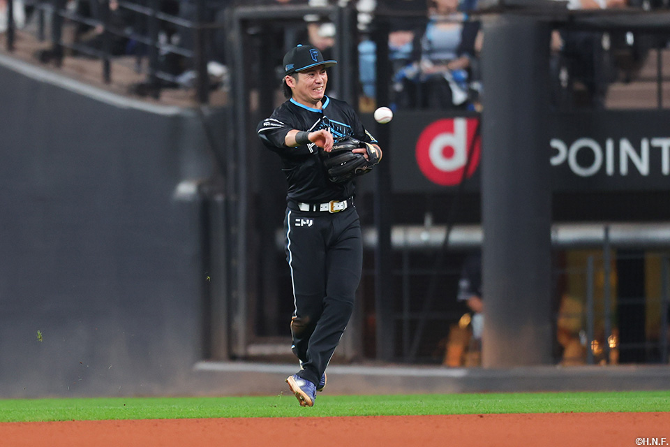 2回表、好守をみせる上川畑選手