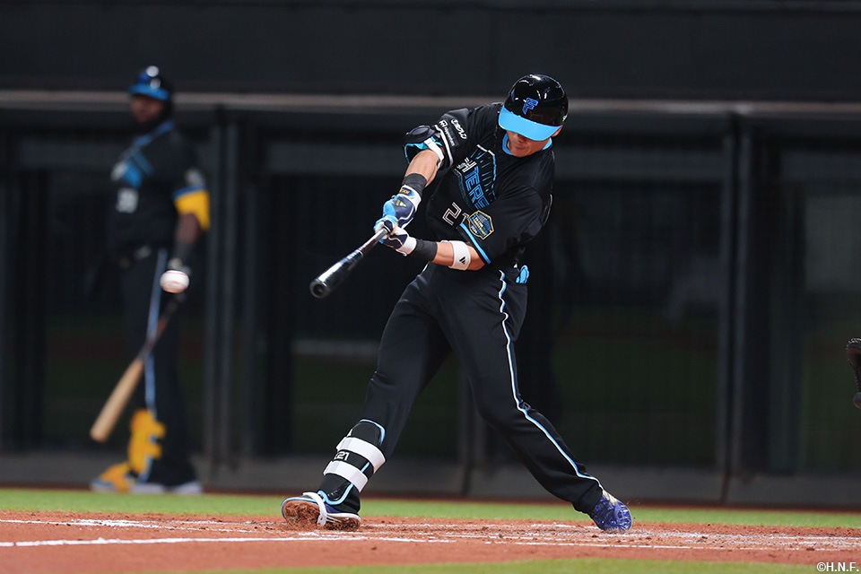 2回裏、ライトへヒットを放つ清宮選手01