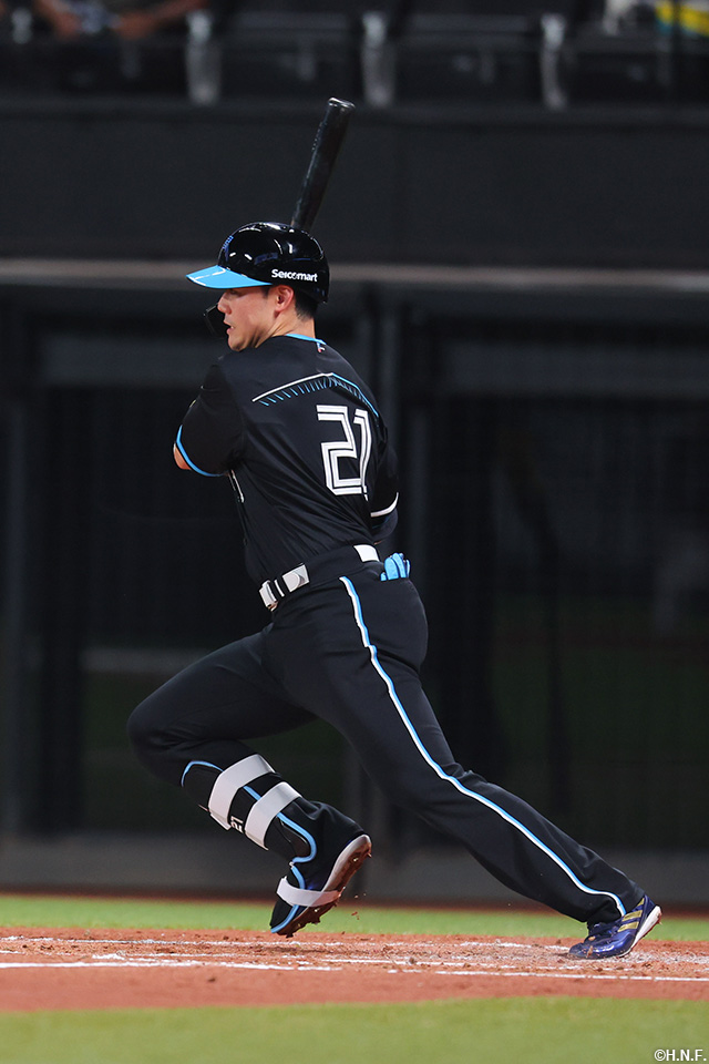 2回裏、ライトへヒットを放つ清宮選手02