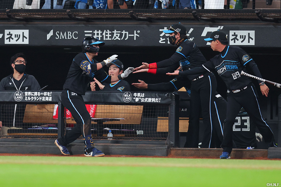 2回裏、犠打を決めた上川畑選手