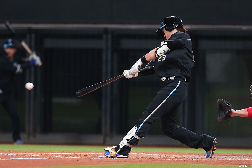 2回裏、先制の適時打を放つ伏見選手01