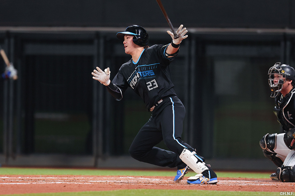 2回裏、先制の適時打を放つ伏見選手02