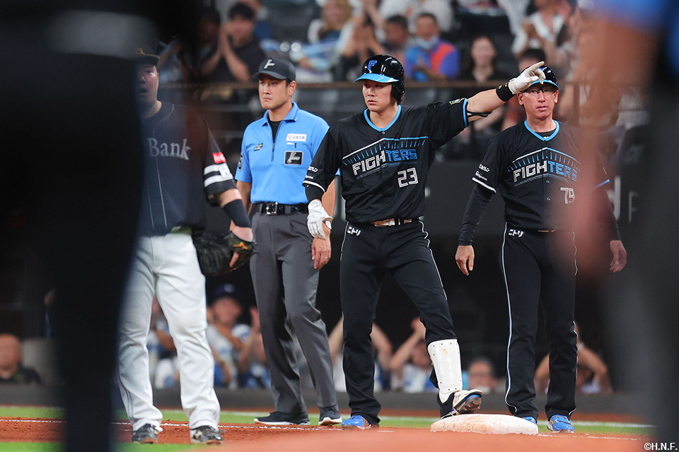 2回裏、先制の適時打を放つ伏見選手03