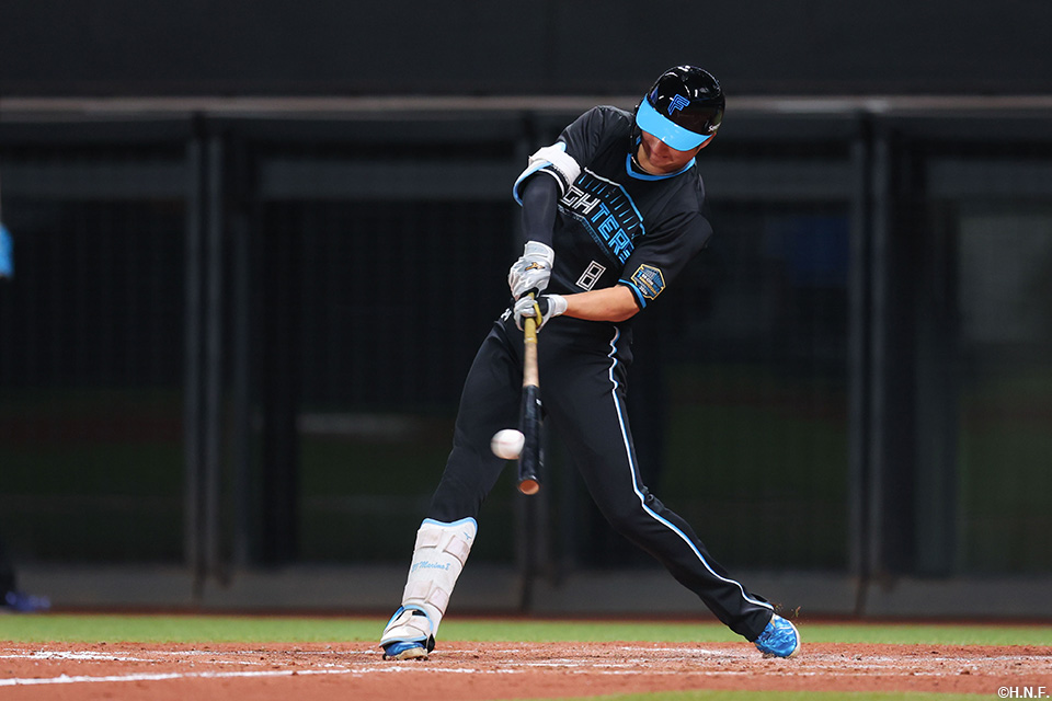 3回裏、ライトへヒットを放つ淺間選手01