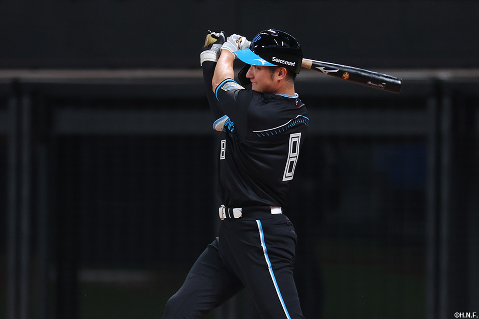 3回裏、ライトへヒットを放つ淺間選手02