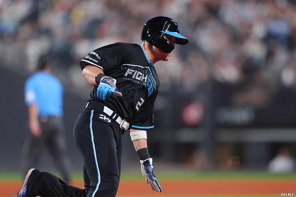 3回裏、ライトへ二塁打を放つ清宮選手02