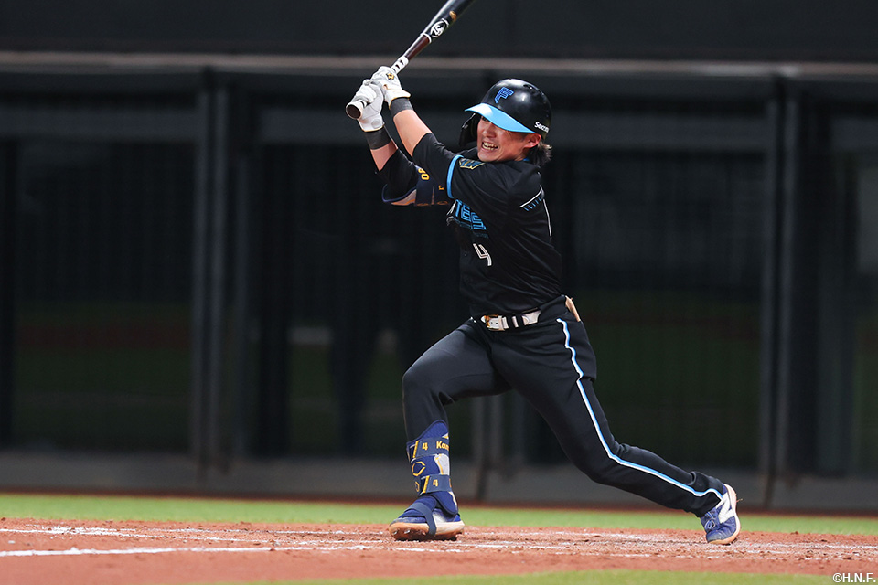 3回裏、センターへヒットを放つ上川畑選手