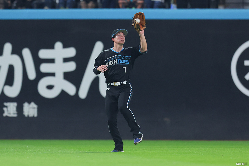 5回表、中飛を捕球する松本剛選手