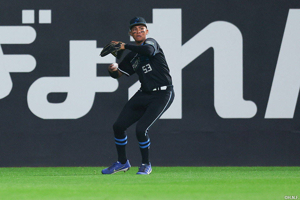 5回表、左飛を捕球する水谷選手