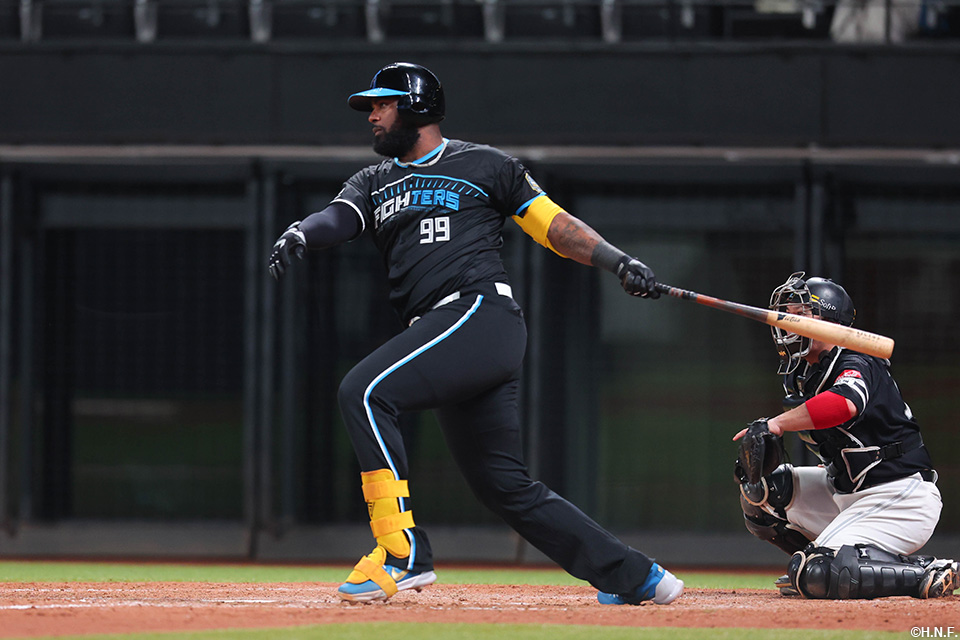 5回裏、センターへヒットを放つレイエス選手