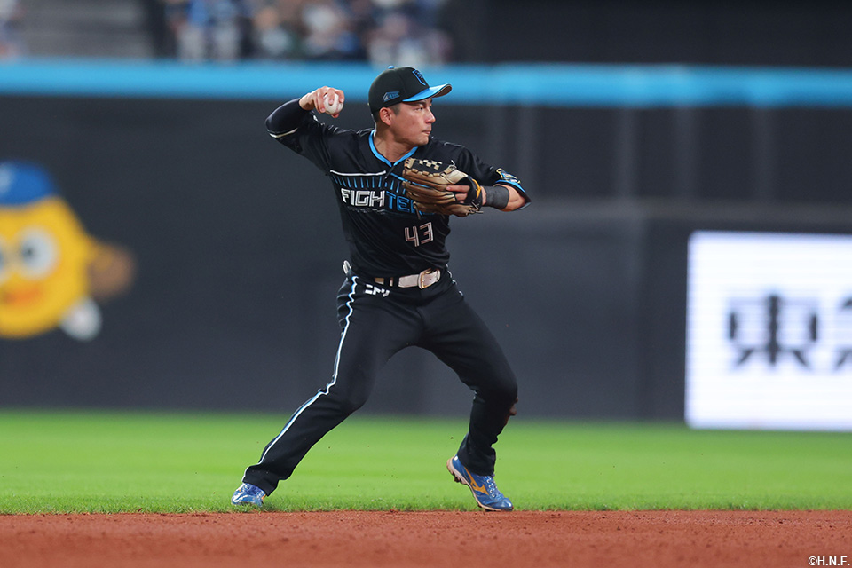 6回表、遊ゴロを捌く水野選手