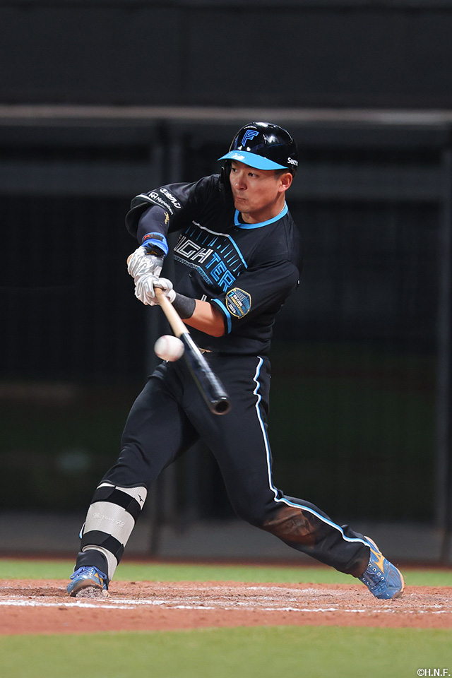 9回裏、センターへヒットを放つ水野選手01