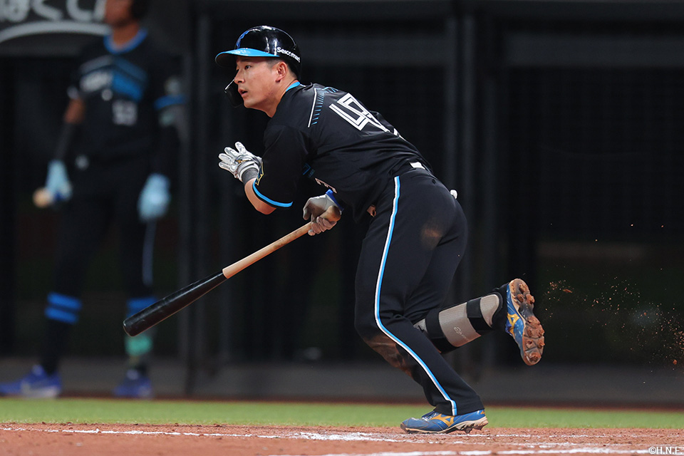 9回裏、センターへヒットを放つ水野選手02