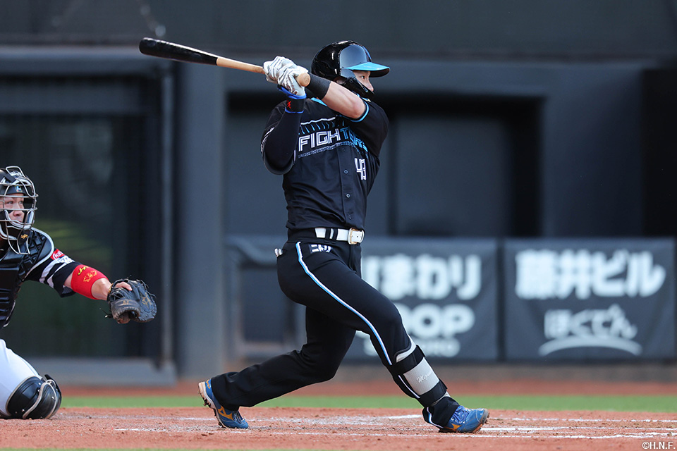 3回裏、レフトへヒットを放つ水野選手01