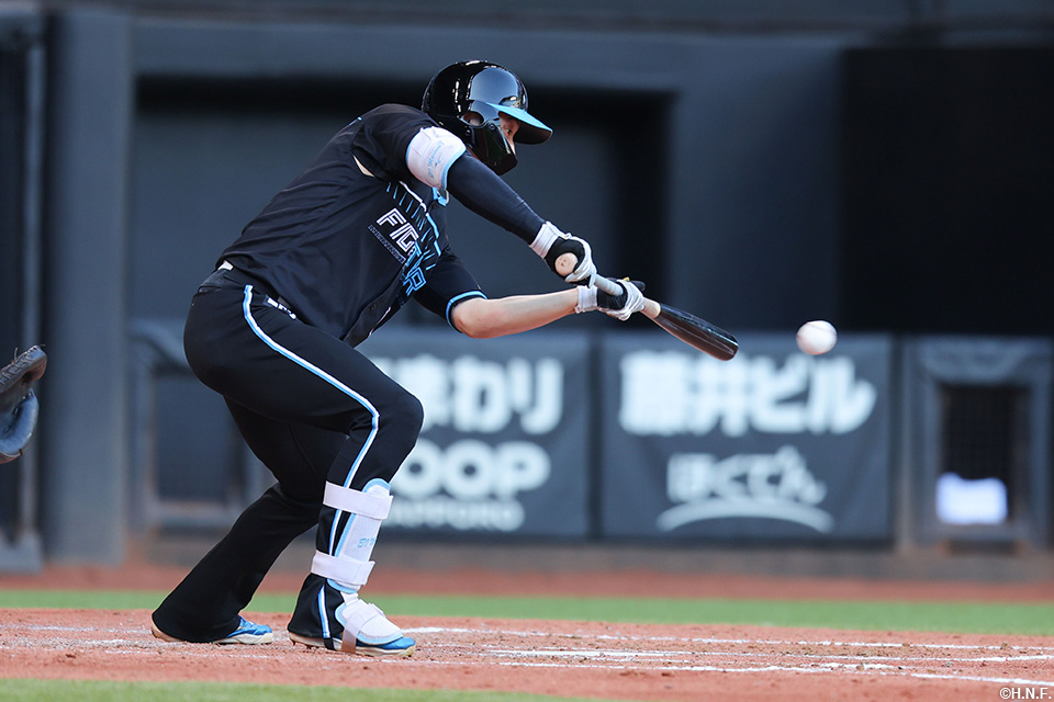 3回裏、先制スクイズをきめる淺間選手