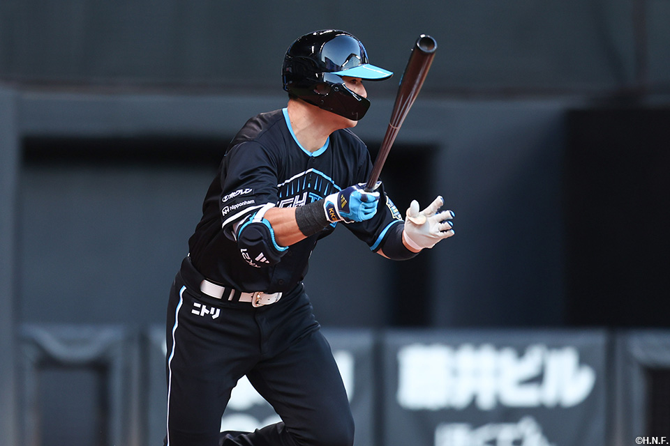 6回裏、センターへヒットを放つ清宮選手