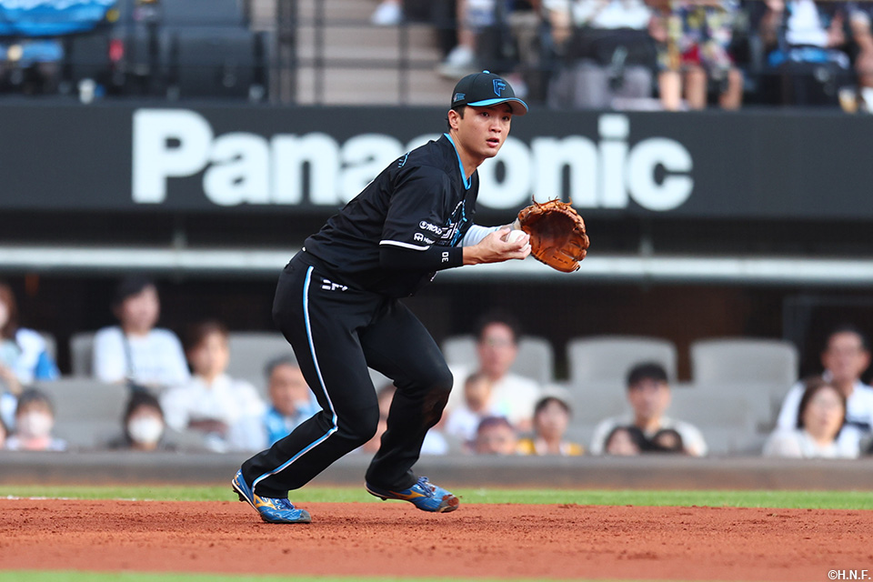 7回表、好守をみせる郡司選手