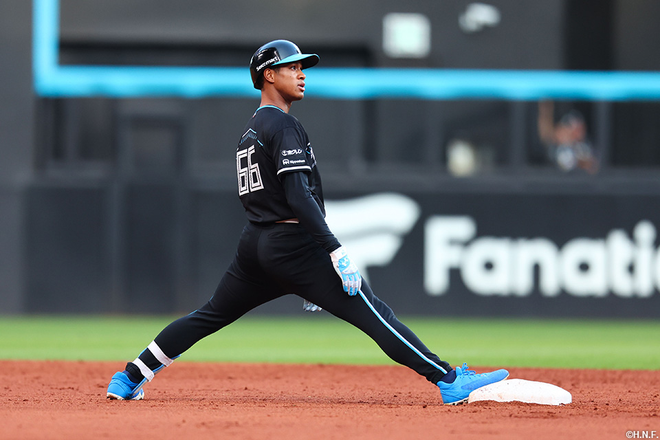 7回裏、二塁打を放つ万波選手02