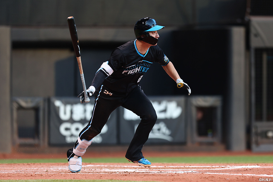 7回裏、適時打を放つ淺間選手