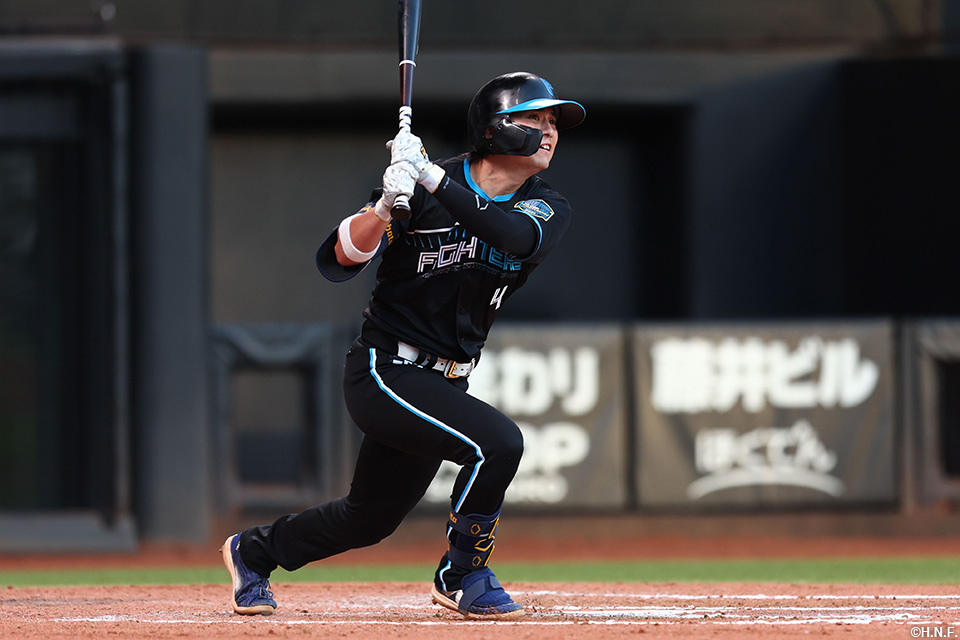 7回裏、走者一掃の適時三塁打を放つ上川畑選手01