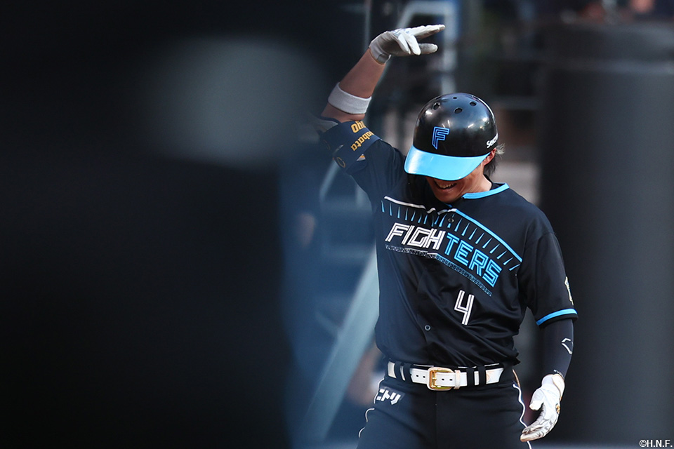 7回裏、走者一掃の適時三塁打を放つ上川畑選手02