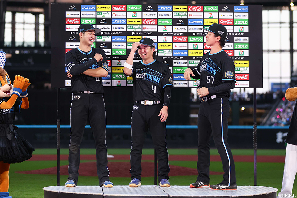 ヒーローの淺間選手、上川畑選手、北山投手01