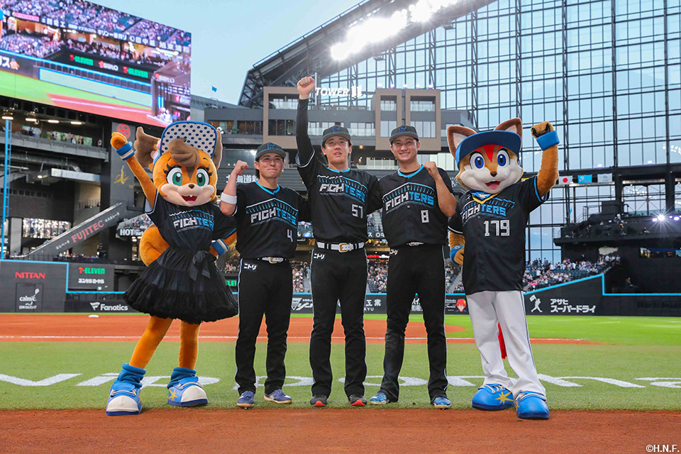 ヒーローの淺間選手、上川畑選手、北山投手02