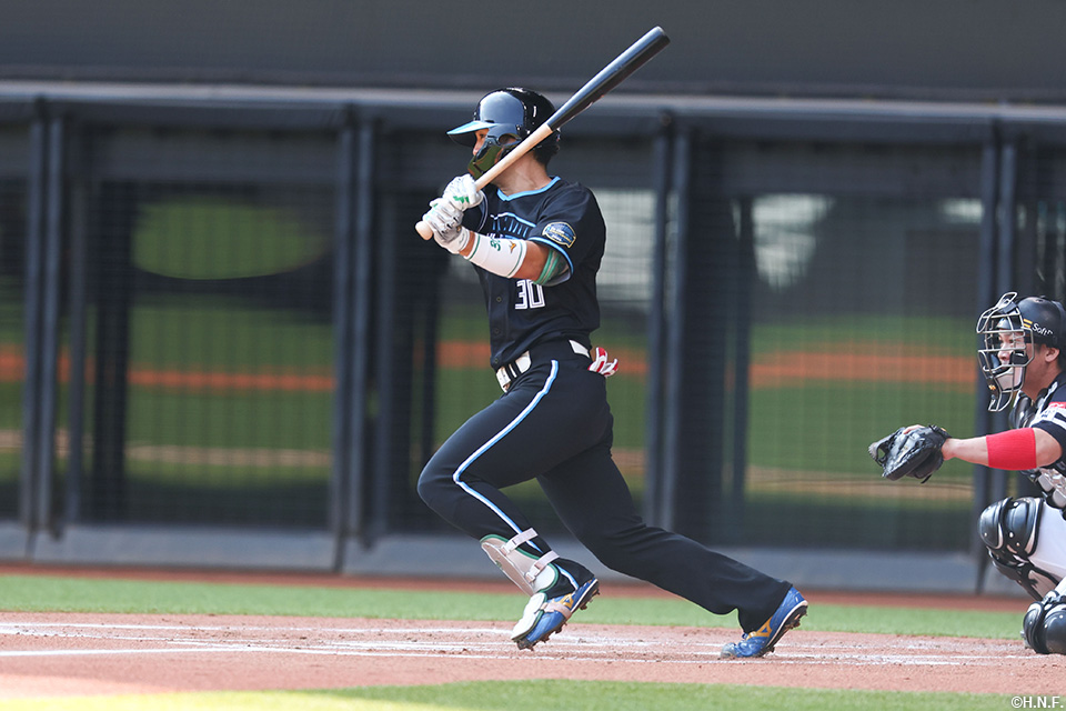 1回裏、センターへヒットを放つ郡司選手