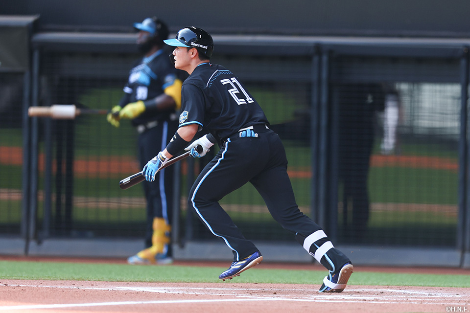 1回裏、先制適時二塁打を放つ清宮選手01