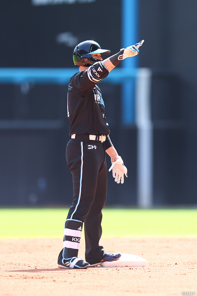 1回裏、先制適時二塁打を放つ清宮選手02