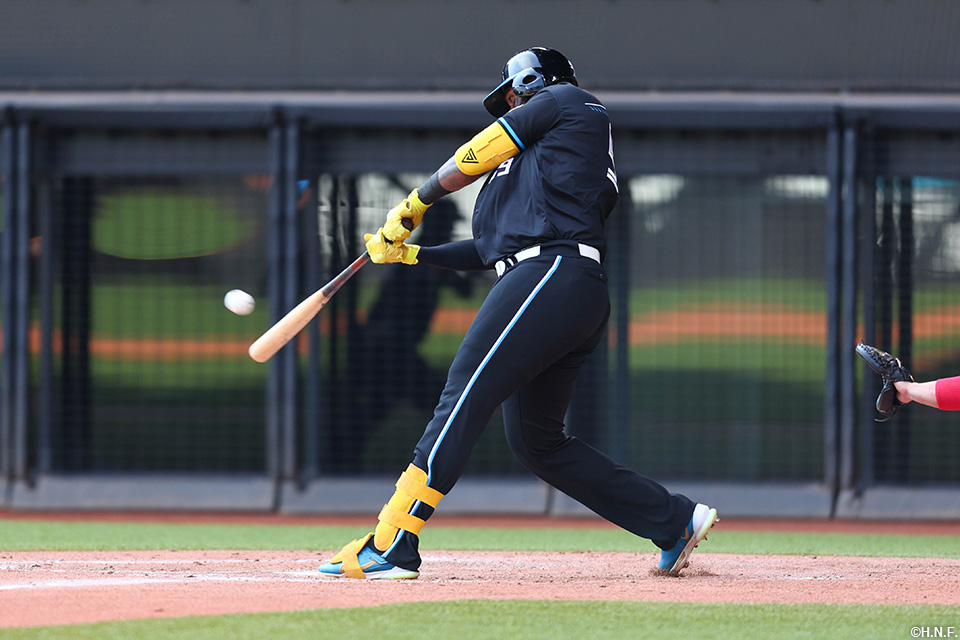 4回裏、バックスクリーンへ一発を放つレイエス選手01