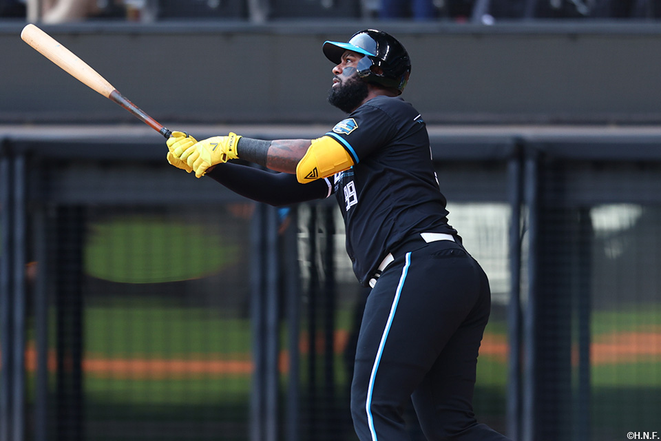 4回裏、バックスクリーンへ一発を放つレイエス選手02