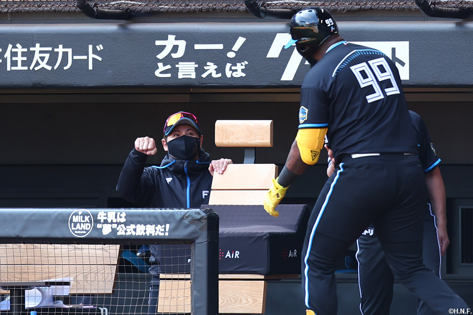 4回裏、バックスクリーンへ一発を放つレイエス選手03