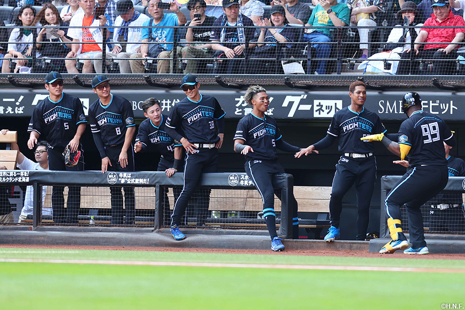 4回裏、バックスクリーンへ一発を放つレイエス選手04