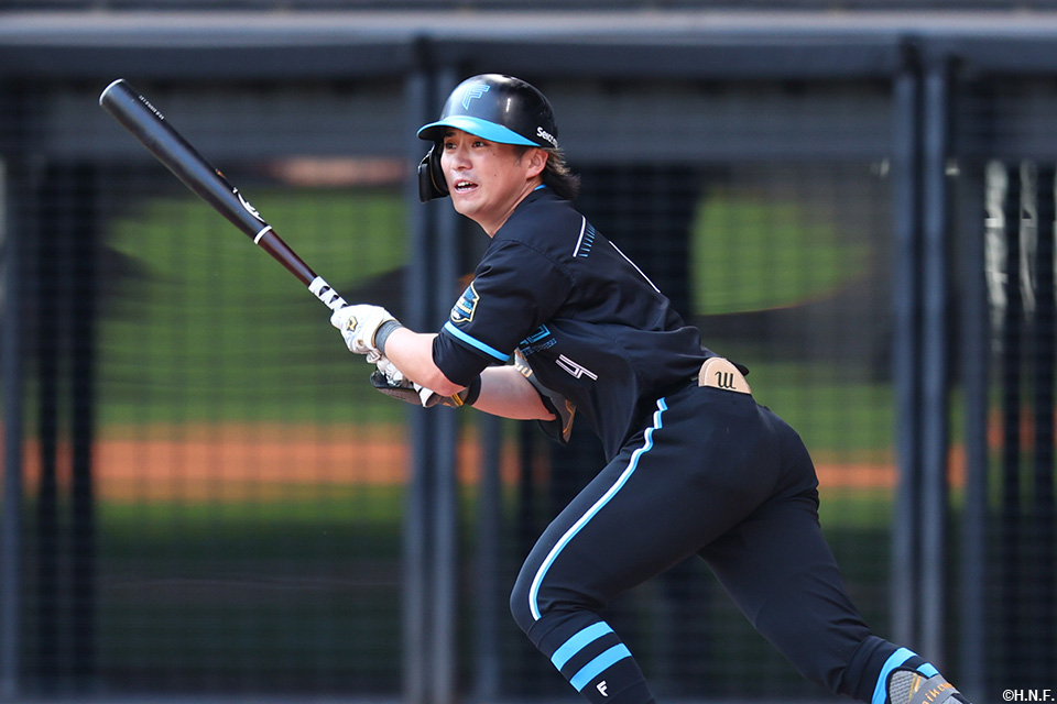 4回裏、レフトへヒットを放つ上川畑選手