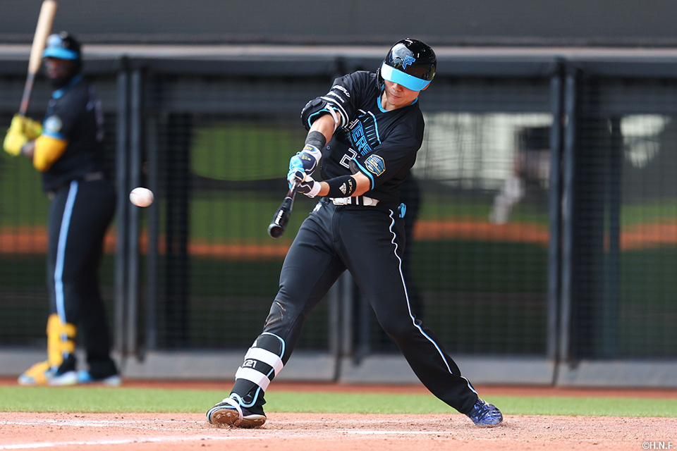 5回裏、ライトへヒットを放つ清宮選手01