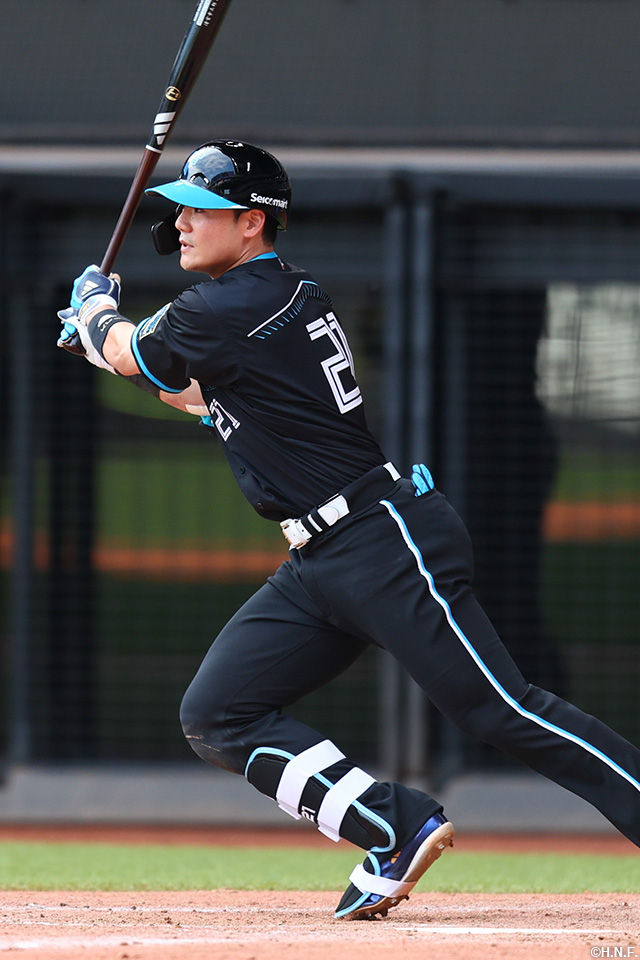 5回裏、ライトへヒットを放つ清宮選手02