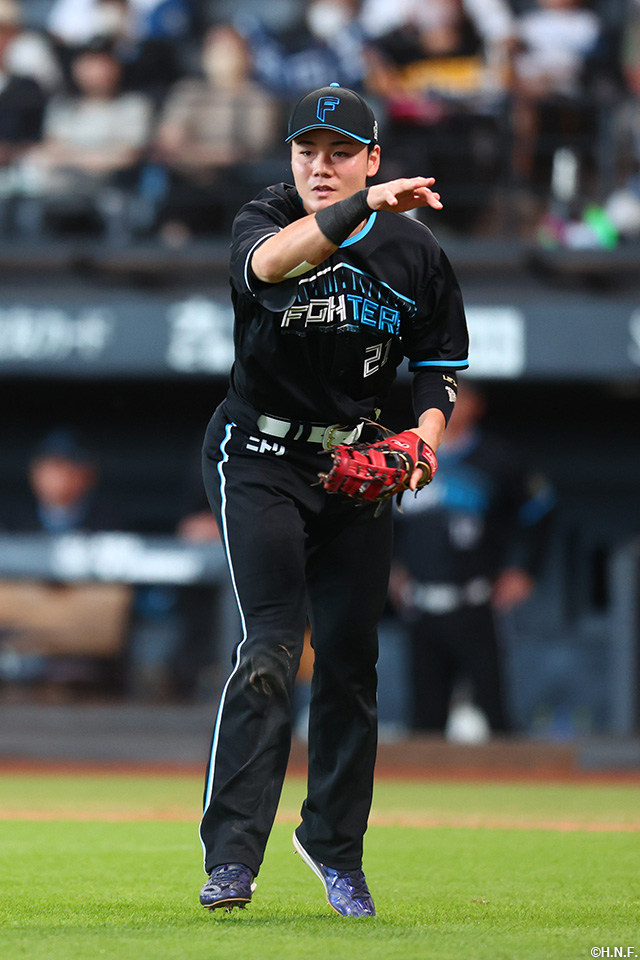 7回表、好守をみせる清宮選手